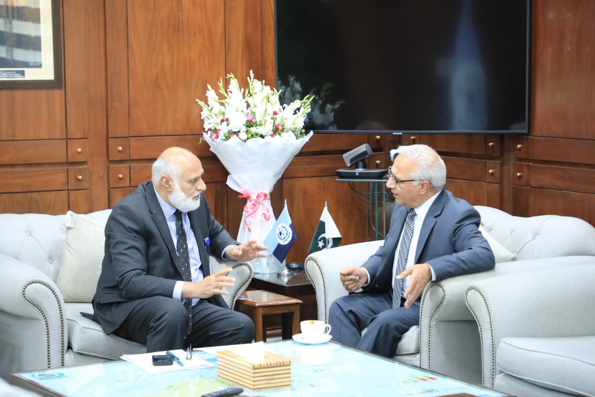 UAJK_Official's tweet photo. Vice Chancellor @nasirjkhattak called on Chairman @hecpkofficial, Prof. @DrNiazAhmadSI, in Islamabad. Matters related to higher education, academic development, research collaboration, and future initiatives for @UAJK_Official were discussed during the meeting.
#UAJK #HECPakistan https://t.co/Ab82ztlhbe