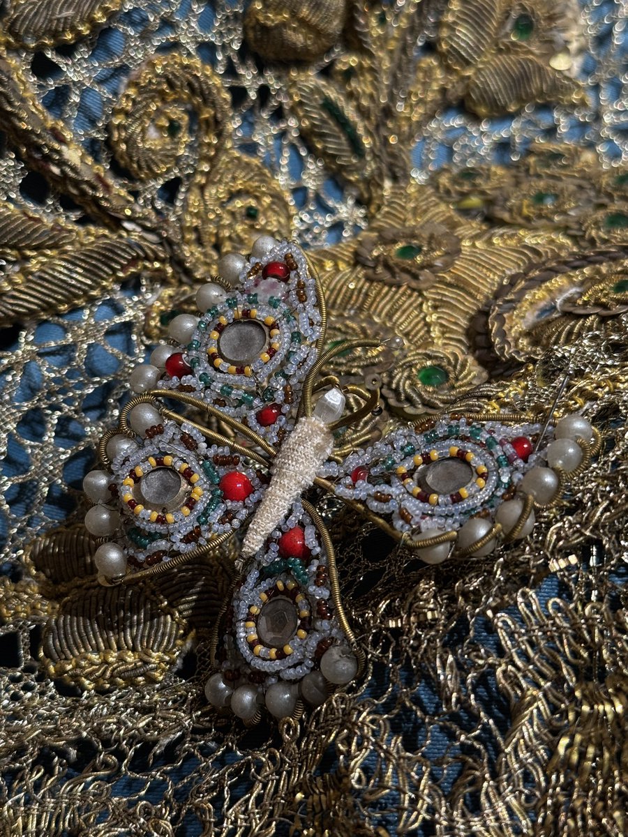 Una mariposa blanca, que como en la inmortal copla de Lole y Manuel:

«se posaba en los jardines
SOBRE LAS FLORES MÁS BELLAS
y le susurraba historias
al clavel y la violeta»

(6/6)

#SaludyAngustias