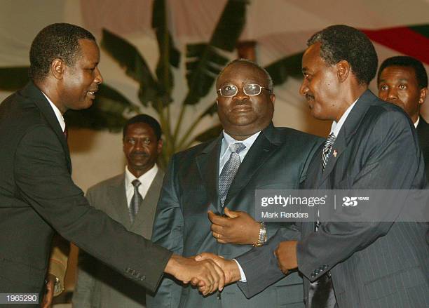 mulikuza_jordan's tweet image. ‼️🔴‼️LA #GUERRE DU POUVOIR DANS LA RÉGION DU GRAND_LAC 

CE JOUR-LA... 30 avril 2003, Pierre Buyoya (#Tutsi) cède le pouvoir à #Domitien_Ndayizeye (Hutu) au Burundi.

=&amp;gt; L'Accord de paix d'Arusha signé en août 2000 par les différents protagonistes au conflit burundais prévoyait