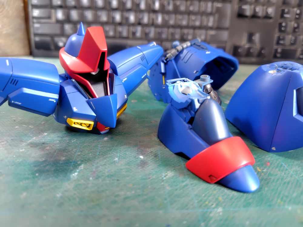 ドライセンの補修作業も開始しました。
修復というよりも、トップコートを改めて吹きます。
それにしても、BB戦士ユニコーンの足を足首に流用していたことに驚きました。