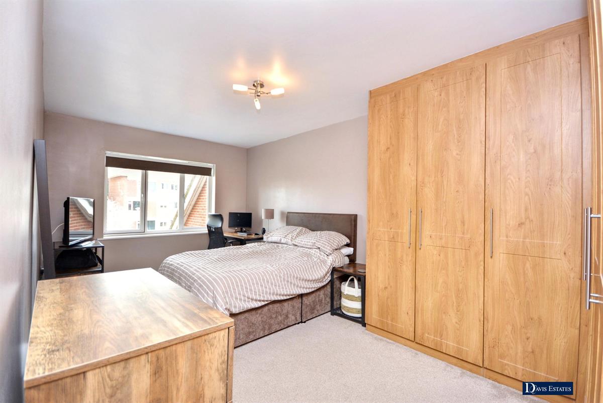 DavisEstates's tweet photo. Price reduction - 1 Bed Flat, Emerson House, Butts Green, Hornchurch, RM11, £280,000. View details: https://t.co/PRKcbMKtFi https://t.co/vBR9sKhpZ4