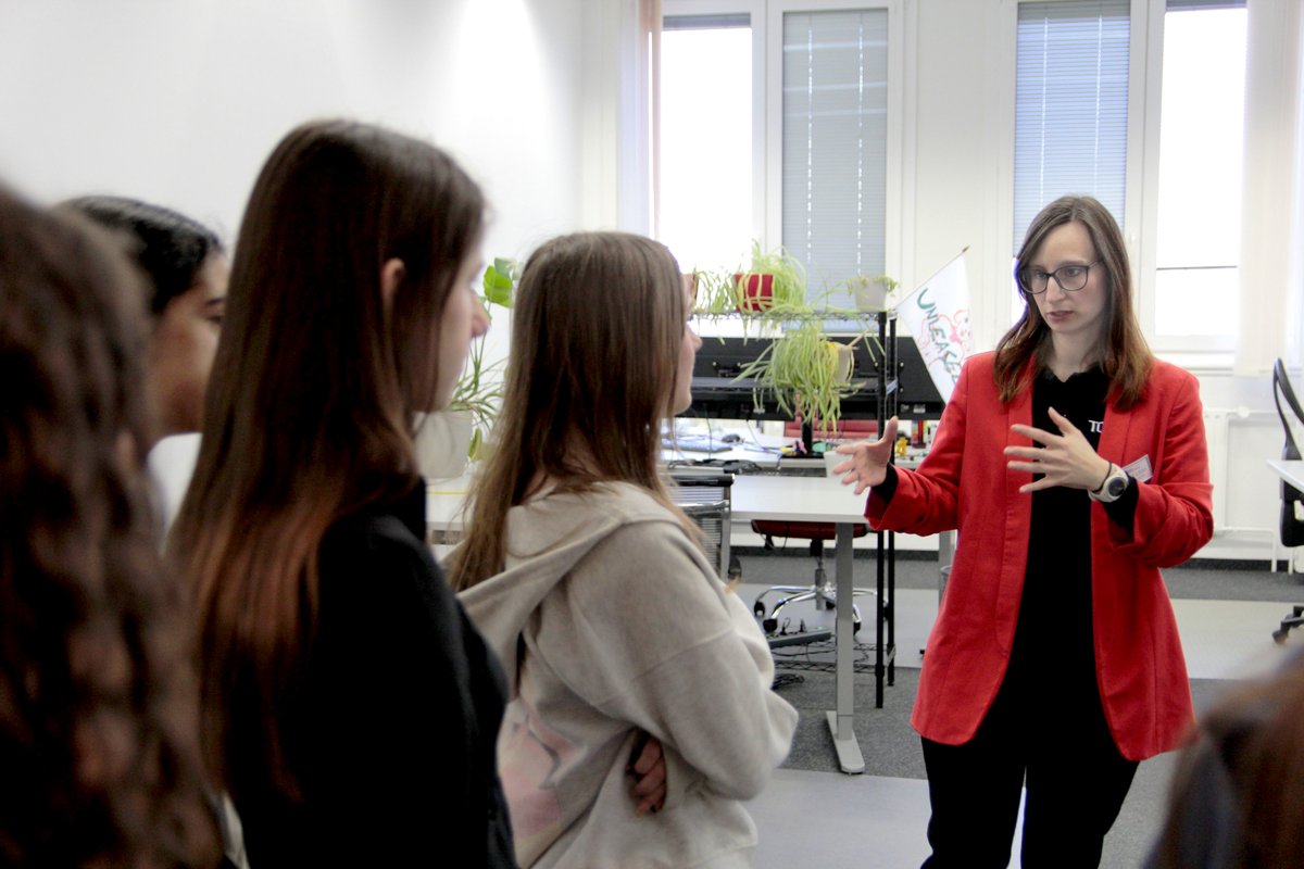 TUXEDOComputers's tweet image. Girls' Day 2026 bei TUXEDO 

Fünf Schülerinnen haben IT hautnah erlebt:
🔧 Hardware auseinandernehmen &amp;amp; verstehen
🐍 Python &amp;amp; kreative Programmierung
💼 Einblick in IT-Karrieren

Berufsorientierung beginnt mit echten Erfahrungen. Danke an unser Team!

#linux #future #tuxedo
