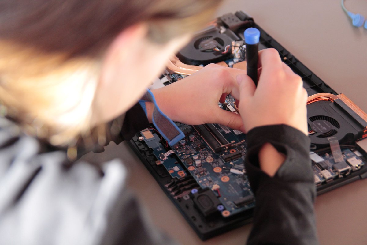 TUXEDOComputers's tweet image. Girls' Day 2026 bei TUXEDO 

Fünf Schülerinnen haben IT hautnah erlebt:
🔧 Hardware auseinandernehmen &amp;amp; verstehen
🐍 Python &amp;amp; kreative Programmierung
💼 Einblick in IT-Karrieren

Berufsorientierung beginnt mit echten Erfahrungen. Danke an unser Team!

#linux #future #tuxedo