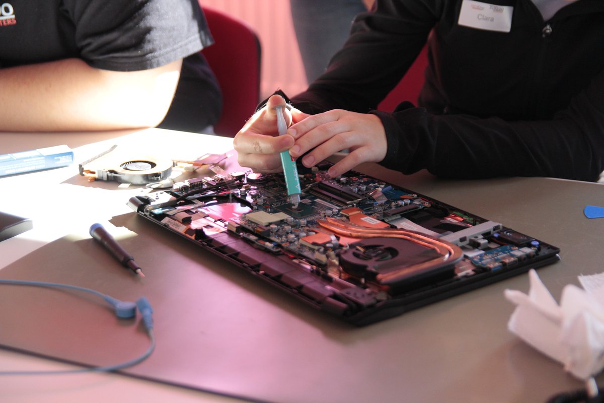 TUXEDOComputers's tweet image. Girls' Day 2026 bei TUXEDO 

Fünf Schülerinnen haben IT hautnah erlebt:
🔧 Hardware auseinandernehmen &amp;amp; verstehen
🐍 Python &amp;amp; kreative Programmierung
💼 Einblick in IT-Karrieren

Berufsorientierung beginnt mit echten Erfahrungen. Danke an unser Team!

#linux #future #tuxedo