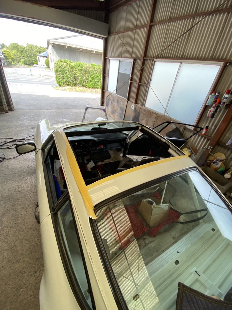 PORSCHE 911SC   83年3.0L 買いました！

エアコンヒーター無しドンガラ仕様だけど吸排気、カム、デフも入ってるので運転が楽しくて最高！

既に屋根切ってカーボンルーフ取り付けとUSテール、ホイール塗装、 KFフルバケに交換してその他は部品待ち！

少しずつ自分好みに変えいくぞー！