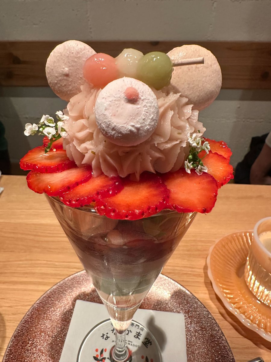 Forking_jp's tweet photo. 札幌の締めといえば「締めパフェ」
夜パフェ専門店ななかま堂に行ってきました🍨

今回食べたのは
「鶴結び」
「花より団子、熊にも衣装」

メニュー名も遊び心たっぷり！
お酒のを飲んでお腹いっぱいのはずなのにぺろっと食べ
られてしまう。

食べすすめても最後まで飽きの来ない構成がすごい！

📍店舗情報
夜パフェ専門店ななかま堂
🏠 札幌市中央区南4条西5丁目10 第4藤井ビル 2階
⏰ [月・火・水・木・日]　　18:00 - 00:00(ラストオーダー23:30)
[金・土・祝前日]　18:00 - 02:00(ラストオーダー01:30)
※定休日　不定休

Forking（フォーキング）は “食”特化型求人マッチングアプリです。
詳細は『プロフィール』リンクからチェックしてね👍

#札幌グルメ #札幌カフェ #札幌ランチ #飲食店