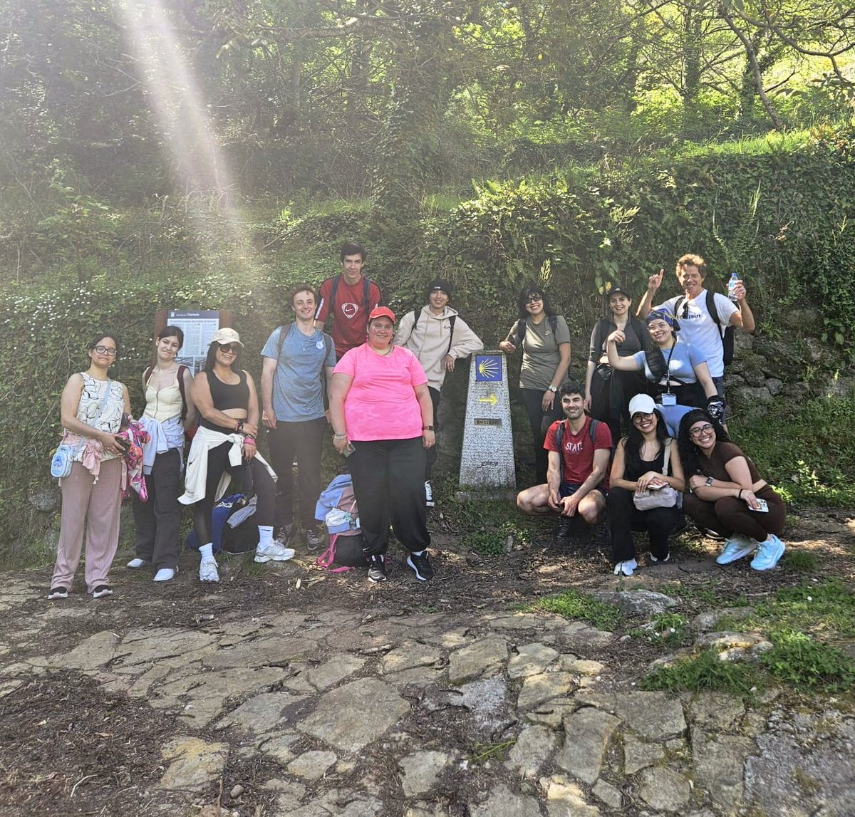 fundacionronsel's tweet photo. El pasado sábado, los jóvenes participantes en el programa FAZ-TE FORWARD en #Galicia vivieron una jornada diferente en el Camino de Santiago ✨ 🌿 

Tras un período de trabajo online esta etapa supuso una oportunidad para reencontrarse, conectar y seguir haciendo grupo 🫂 https://t.co/FRotVq6xvW