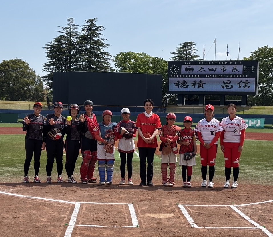 hozumi_masanobu's tweet photo. 「ニトリJD.LEAGUE2026第3節太田ラウンド」@太田市運動公園野球場

ビックカメラ高崎  ビークイーンvs太陽誘電ソルフィーユの試合で始球式をさせていただきました🥎

スポーツは人と人とをつなぎ、まちに元気をもたらす大切な力であると、改めて感じました。 https://t.co/qgqhh2wng0