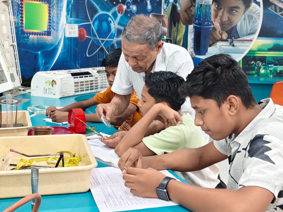 RamanCentre's tweet photo. 🧠⚖️ Young Physicist Workshop Highlights! at @RamanCentre, a unit of @ncsmgoi @MinOfCultureGoI.
Where theory meets real-world discovery! ✨🔍
#YoungPhysicist #PhysicsFun #STEMLearning https://t.co/3YqPBzIWAF