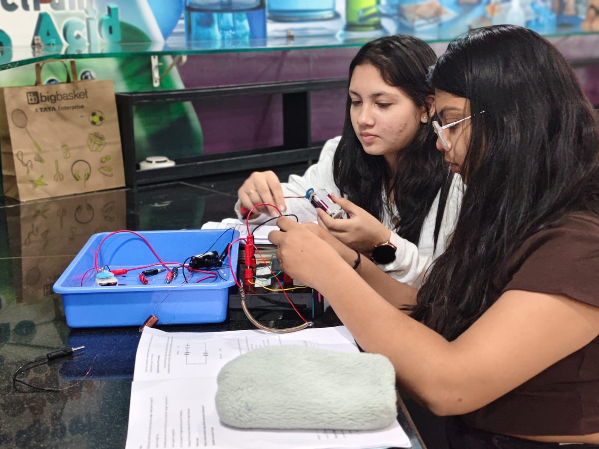 RamanCentre's tweet photo. 🧠⚖️ Young Physicist Workshop Highlights! at @RamanCentre, a unit of @ncsmgoi @MinOfCultureGoI.
Where theory meets real-world discovery! ✨🔍
#YoungPhysicist #PhysicsFun #STEMLearning https://t.co/3YqPBzIWAF