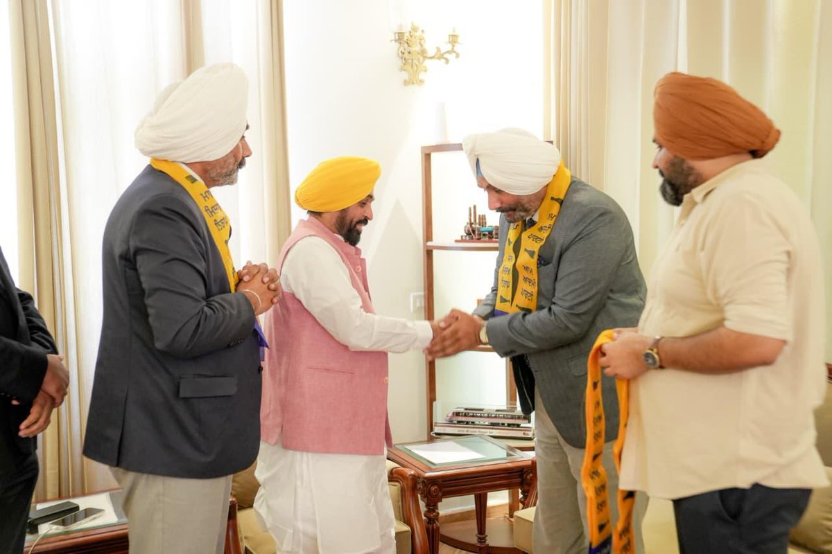 BhagwantMann's tweet photo. ਮਾਨਯੋਗ ਸੁਪਰੀਮ ਕੋਰਟ ਅਤੇ ਪੰਜਾਬ-ਹਰਿਆਣਾ ਹਾਈ ਕੋਰਟ ਦੇ ਨਾਮੀ ਵਕੀਲ ‘ਘੁੰਮਣ ਬਰਦਰਜ਼’ ਸ੍ਰੀ ਜੀ.ਐਸ. ਘੁੰਮਣ ਜੀ ਅਤੇ ਸ੍ਰੀ ਜੀ.ਪੀ.ਐਸ. ਘੁੰਮਣ ਜੀ ਦਾ ਆਮ ਆਦਮੀ ਪਾਰਟੀ ਦੇ ਪਰਿਵਾਰ ਵਿੱਚ ਨਿੱਘਾ ਸਵਾਗਤ ਹੈ।

ਕਾਨੂੰਨੀ ਮਾਹਿਰਾਂ ਦੇ ਜੁੜਨ ਨਾਲ ਪਾਰਟੀ ਦੀ ਕਾਨੂੰਨੀ ਮਜ਼ਬੂਤੀ ਹੋਰ ਵਧੇਗੀ। ਘੁੰਮਣ ਭਰਾਵਾਂ ਵੱਲੋਂ 'ਜਾਗਤ ਜੋਤ ਸ੍ਰੀ ਗੁਰੂ ਗ੍ਰੰਥ ਸਾਹਿਬ ਸਤਿਕਾਰ ਐਕਟ 2026' ਬਣਾਉਣ ਦੇ ਇਤਿਹਾਸਕ ਫੈਸਲੇ ਲਈ ਤਹਿ ਦਿਲੋਂ ਧੰਨਵਾਦ ਕੀਤਾ ਗਿਆ। ਅਸੀਂ ਪੰਜਾਬ ਦੀ ਸੇਵਾ ਅਤੇ ਮਰਿਆਦਾ ਦੀ ਰਾਖੀ ਲਈ ਵਚਨਬੱਧ ਹਾਂ। ਸਾਂਝੇ ਯਤਨਾਂ ਨਾਲ ਅਸੀਂ ਪੰਜਾਬ ਨੂੰ ਹੋਰ ਖੁਸ਼ਹਾਲ ਅਤੇ ਕਾਨੂੰਨੀ ਤੌਰ 'ਤੇ ਮਜ਼ਬੂਤ ਬਣਾਵਾਂਗੇ। 
--------
माननीय सुप्रीम कोर्ट और पंजाब-हरियाणा हाई कोर्ट के प्रतिष्ठित वकील 'घुम्मन ब्रदर्स' श्री जी.एस. घुम्मन जी और श्री जी.पी.एस. घुम्मन जी का आम आदमी पार्टी के परिवार में हार्दिक स्वागत है।

कानूनी विशेषज्ञों के जुड़ने से पार्टी की कानूनी मजबूती और अधिक सुदृढ़ होगी। घुम्मन ब्रदर्स द्वारा ‘जागत ज्योत श्री गुरु ग्रंथ साहिब सत्कार एक्ट 2026’ बनाने के ऐतिहासिक निर्णय के लिए तहे दिल से धन्यवाद किया गया। हम पंजाब की सेवा और मर्यादा की रक्षा के लिए प्रतिबद्ध हैं। सामूहिक प्रयासों से हम पंजाब को और अधिक समृद्ध तथा कानूनी रूप से मजबूत बनाएंगे।