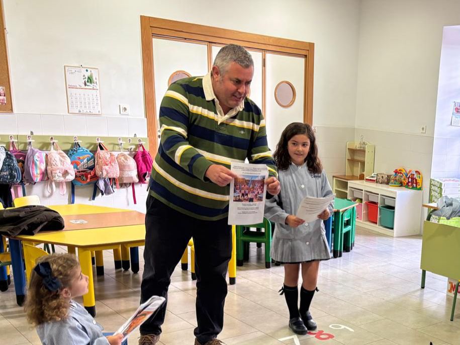 pbguadalentin's tweet photo. Hoy nuestro secretario @peripr8, ha estado en el Colegio San Francisco, contándole un cuento a los mas peques. El cuento como no sobre los valores de nuestro @RealBetis. De padres a hijos, de abuelos a nietos. ¡Viva el Betis! 💚💚 https://t.co/AXmzKbPZwf