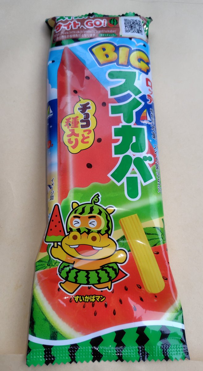 keybown's tweet photo. やっと今年初のスイカバーが買えた。
スイカバーって販売期間が短か過ぎですよね。
本物の西瓜よりも短い。
もちろん、本物の西瓜よりも好きですけどね。
＃スイカバー https://t.co/qvl0cQmMtk