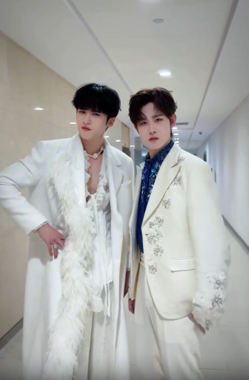 hufff0613's tweet photo. 웃기고 기여운거 다하는 니네 둘 김옌안 바가지머리진짜 기엽다 https://t.co/7f5Z8lwz0n