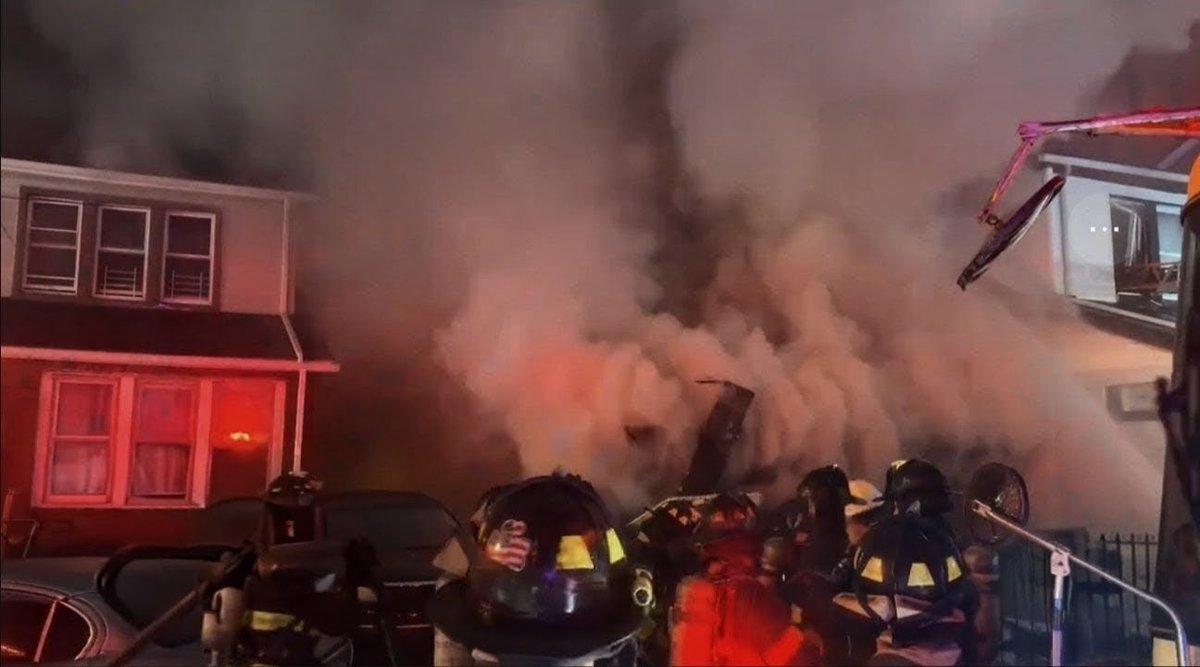 BreakinNewz01's tweet image. 🚨 #Breaking Newz Alert 🚨
"Massive Gas-Fed Inferno Spreads Through South Richmond Hill Homes"
➡️ A ferocious four alarm fire broke out at 107-55 130th Street in Queens where heavy flames engulfed multiple residential structures. Verified reports indicate the blaze was fueled by