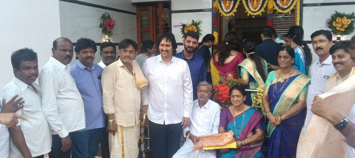 kumarbangarappa's tweet photo. "ಇಂದು ಆನವಟ್ಟಿ ಹೋಬಳಿಯ ಮಲ್ಲಾಪುರ ಗ್ರಾಮದ ಹಿರಿಯರು ಹಾಗೂ ನಮ್ಮ ಆತ್ಮೀಯರಾದ ಶ್ರೀ ವೀರನಗೌಡ್ರು ಅವರ ನೂತನ ಗೃಹ ಪ್ರವೇಶ ಸಮಾರಂಭದಲ್ಲಿ ಪಾಲ್ಗೊಂಡು, ಹೊಸ ಮನೆಗೆ ಭೇಟಿ ನೀಡಿ ಶುಭ ಹಾರೈಸಿದ ಕ್ಷಣಗಳು.
ಈ ಸುಂದರ ಮನೆ ಅವರಿಗೆ ಸುಖ, ಶಾಂತಿ ಮತ್ತು ಸಮೃದ್ಧಿಯನ್ನು ತರಲಿ ಎಂದು ಆಶಿಸುತ್ತೇನೆ."
#kumarBangarappa https://t.co/HFwj8rFz3Q