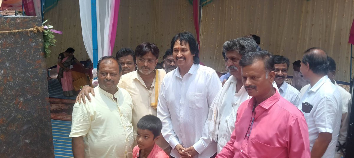 kumarbangarappa's tweet photo. "ಇಂದು ಆನವಟ್ಟಿ ಹೋಬಳಿಯ ಮಲ್ಲಾಪುರ ಗ್ರಾಮದ ಹಿರಿಯರು ಹಾಗೂ ನಮ್ಮ ಆತ್ಮೀಯರಾದ ಶ್ರೀ ವೀರನಗೌಡ್ರು ಅವರ ನೂತನ ಗೃಹ ಪ್ರವೇಶ ಸಮಾರಂಭದಲ್ಲಿ ಪಾಲ್ಗೊಂಡು, ಹೊಸ ಮನೆಗೆ ಭೇಟಿ ನೀಡಿ ಶುಭ ಹಾರೈಸಿದ ಕ್ಷಣಗಳು.
ಈ ಸುಂದರ ಮನೆ ಅವರಿಗೆ ಸುಖ, ಶಾಂತಿ ಮತ್ತು ಸಮೃದ್ಧಿಯನ್ನು ತರಲಿ ಎಂದು ಆಶಿಸುತ್ತೇನೆ."
#kumarBangarappa https://t.co/HFwj8rFz3Q