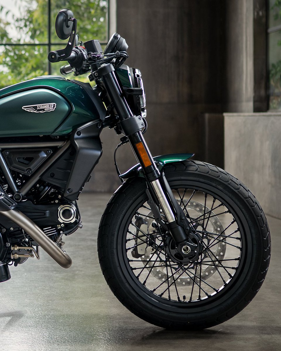 scramblerducati's tweet image. The Nightshift boasts a Ø330mm front disc &amp;amp; Ø245mm rear disc, both with Bosch Cornering ABS standard. Top-tier stopping power hidden behind those beautiful spokes.

ducat.it/Nightshift

#Ducati #ScramblerDucati #NightShift