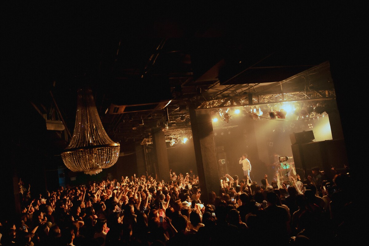 natalie_mu's tweet photo. 【ライブレポート】SIRUPがライブハウス＝居場所で届けた自由な音楽

ディアンジェロのオマージュも熱狂誘った
「TURN THE PAGE」
https://t.co/E5P9gVTSqB

「特定の人を排除しないような活動がしたいし、歌が作りたい。選択肢がめちゃくちゃある世の中にしたいだけ」

#SIRUPTTP https://t.co/oLpe5Jmlua