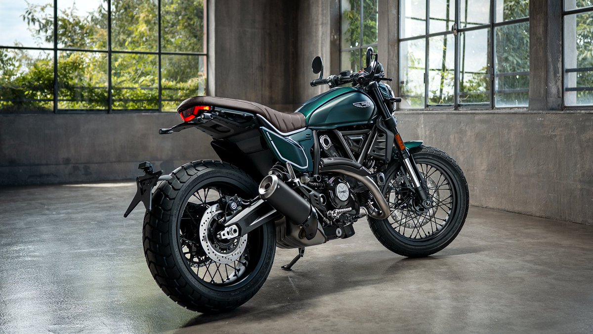 scramblerducati's tweet image. The Nightshift boasts a Ø330mm front disc &amp;amp; Ø245mm rear disc, both with Bosch Cornering ABS standard. Top-tier stopping power hidden behind those beautiful spokes.

ducat.it/Nightshift

#Ducati #ScramblerDucati #NightShift
