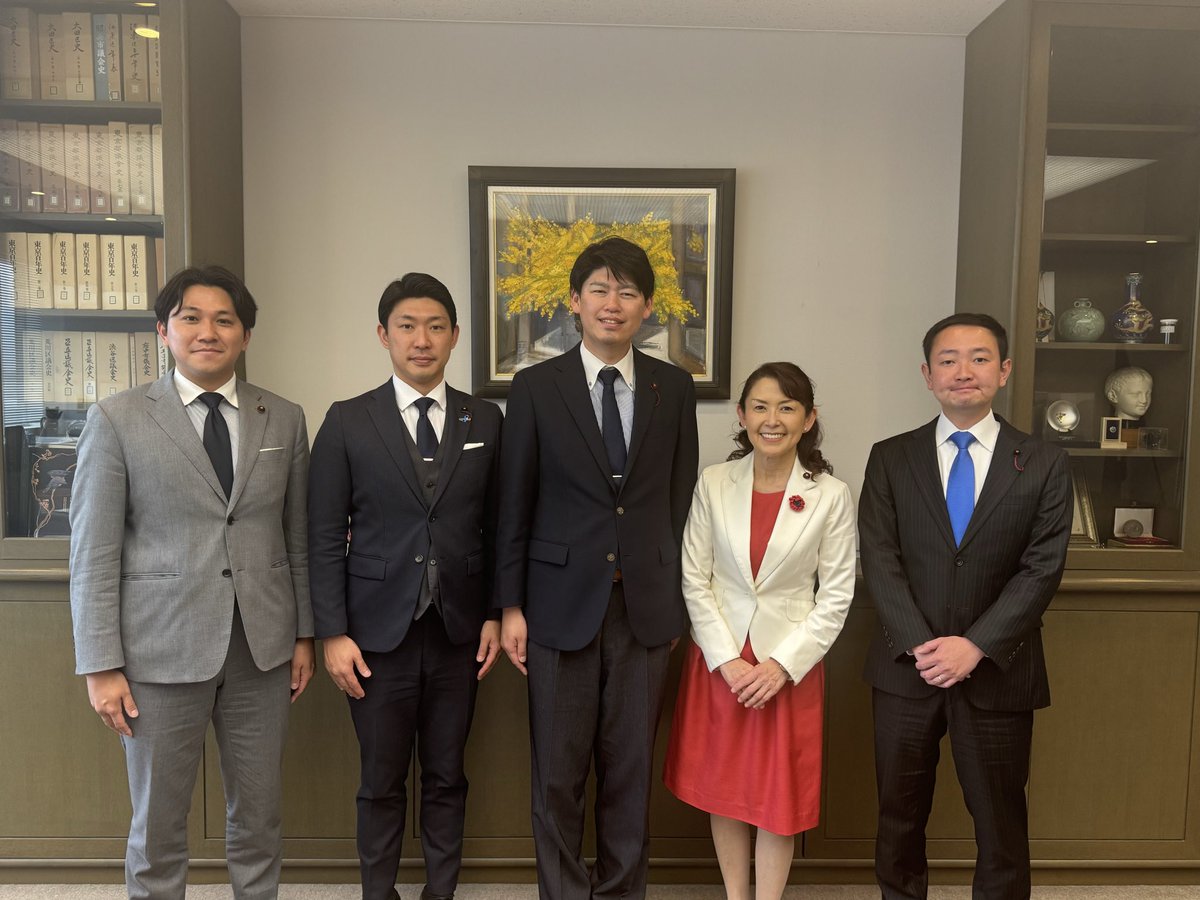 5884sumida's tweet photo. 【新執行部の一員として】

4月25日付で墨田区議会自由民主党・無所属の「副幹事長」を拝命しました。
幹事長には福田はるみ議員、同じく副幹事長を務めるのは堀よしあき議員、同期の稲葉かずひろ議員です。

前執行部として会派運営にあたられた坂井前幹事長、福田筆頭副幹事長、井上副幹事長、加藤副幹事長には心からの敬意と感謝を申し上げます。

先日は山本区長ならびに佐藤議長へ就任挨拶に伺いました。区民の皆様の声をしっかりと受け止め、区議会最大会派の一員として責任ある役割を果たしてまいります。

引き続きご指導のほどよろしくお願いいたします。

#墨田区 #小林しょう