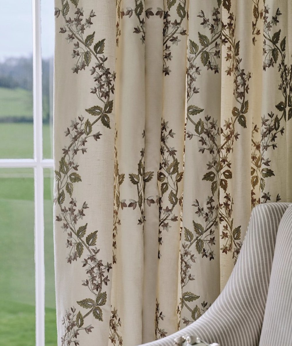 Curtaincraft's tweet image. ⁠Rosalind from Colefax &amp;amp; Fowler has star shaped blooms that introduce lightness and charm to this study. 

Visit curtaincraft.co.uk or contractcurtains.co.uk for all your bespoke soft furnishing requirements.

#fabrics #textiles #interiors #interiordesign #Curtaincraft