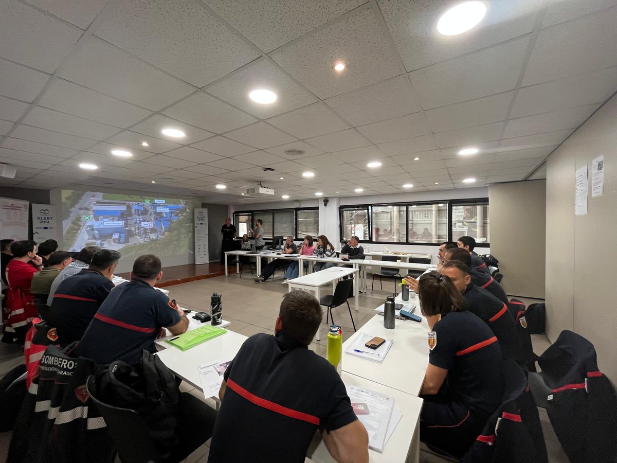 bomberos_na's tweet image. Mandos de @bomberos_na y técnicos de #ProtecciónCivil han participado esta semana el parque de #Cordovilla en unas jornadas formativas sobre "Prevención y gestión de riesgos tóxicos" en el marco del proyecto transfronterizo #ALERT-PYR

#Formación
#CooperaciónTransfronteriza