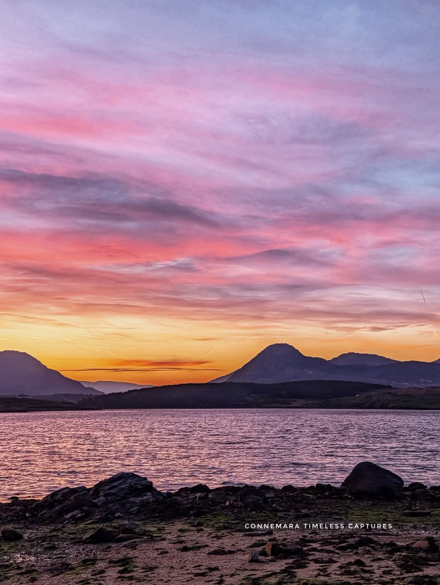 ThisIsIreland3's tweet image. An absolutely amazing sunrise sky over Moyard, just look at those colours 🌄🌅

Good morning from Ireland 🇮🇪
Have a terrific Thursday 💚

📍 Moyard, Connemara, County Galway ☘️

📸 Connemara Timeless Captures

#Connemara #Goodmorning #Ireland #Galway #Thursday #Moyard #Sunrise
