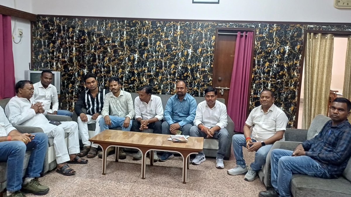 CPChoudharyAJSU's tweet photo. अपने संसदीय क्षेत्र, गिरिडीह के बेरमो विधानसभा अंतर्गत CTPS गेस्ट हाउस में पार्टी के वरिष्ठ पदाधिकारियों, अपने प्रतिनिधियों एवं समर्पित कार्यकर्ताओं के साथ आत्मीय मुलाकात एवं स्नेहिल संवाद का अवसर प्राप्त हुआ। https://t.co/ud1IR7KtTP