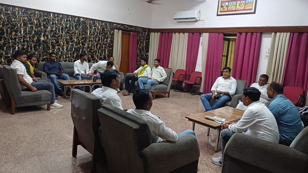 CPChoudharyAJSU's tweet photo. अपने संसदीय क्षेत्र, गिरिडीह के बेरमो विधानसभा अंतर्गत CTPS गेस्ट हाउस में पार्टी के वरिष्ठ पदाधिकारियों, अपने प्रतिनिधियों एवं समर्पित कार्यकर्ताओं के साथ आत्मीय मुलाकात एवं स्नेहिल संवाद का अवसर प्राप्त हुआ। https://t.co/ud1IR7KtTP