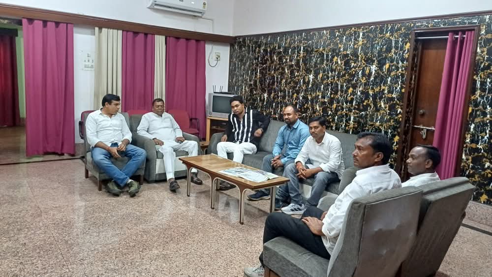 CPChoudharyAJSU's tweet photo. अपने संसदीय क्षेत्र, गिरिडीह के बेरमो विधानसभा अंतर्गत CTPS गेस्ट हाउस में पार्टी के वरिष्ठ पदाधिकारियों, अपने प्रतिनिधियों एवं समर्पित कार्यकर्ताओं के साथ आत्मीय मुलाकात एवं स्नेहिल संवाद का अवसर प्राप्त हुआ। https://t.co/ud1IR7KtTP