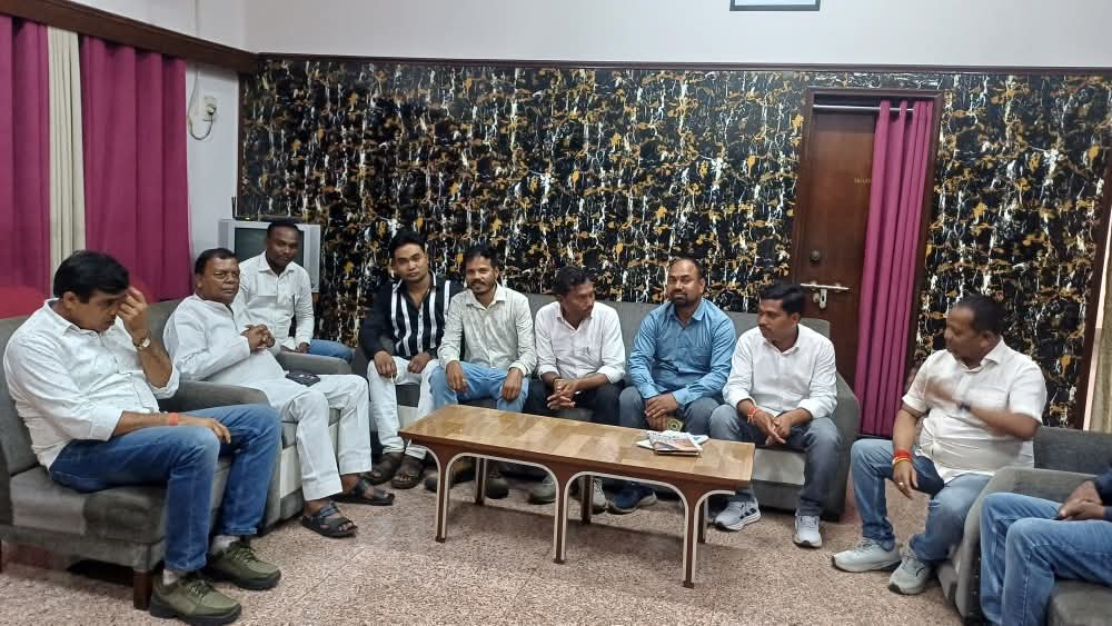 CPChoudharyAJSU's tweet photo. अपने संसदीय क्षेत्र, गिरिडीह के बेरमो विधानसभा अंतर्गत CTPS गेस्ट हाउस में पार्टी के वरिष्ठ पदाधिकारियों, अपने प्रतिनिधियों एवं समर्पित कार्यकर्ताओं के साथ आत्मीय मुलाकात एवं स्नेहिल संवाद का अवसर प्राप्त हुआ। https://t.co/ud1IR7KtTP