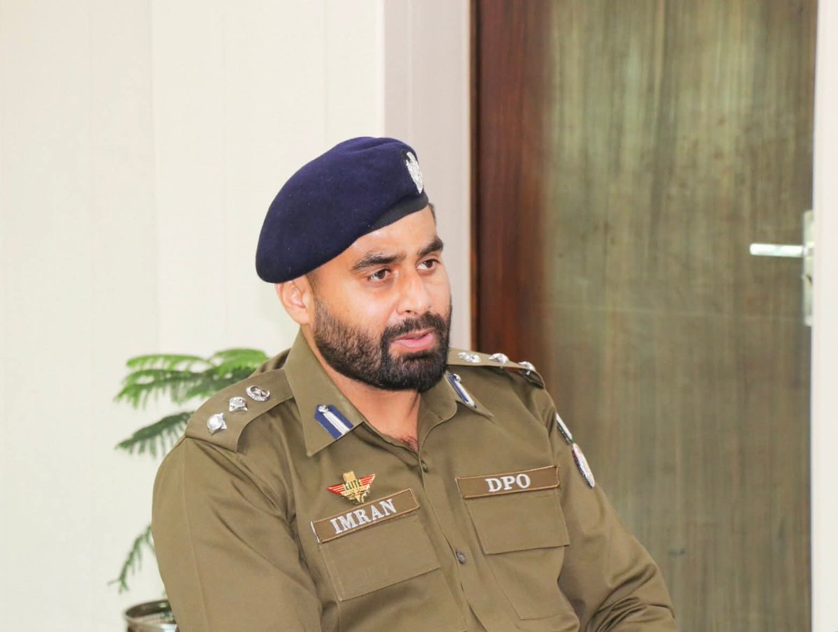 OfficialSPPO's tweet photo. ایڈیشنل آئی جی ساؤتھ پنجاب محمد کامران خان سے ڈسٹرکٹ پولیس آفیسر بہاول نگر محمد عمران کی ساؤتھ پنجاب پولیس آفس میں ملاقات۔
Muhammad Kamran Khan
#igsouthpunjab #Multan #dpobahawalnagar #policeofficer #police #policeofficer #PoliceAction #PostViral #postoftheday #viralpost https://t.co/VDDl7fXoDH