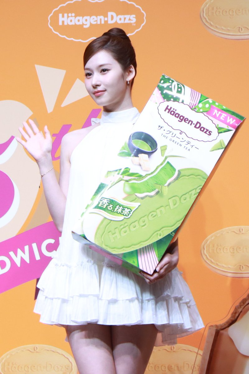 ✨TWICEサナ✨ 純白ミニドレスで会場魅了👗 TWICE国立ライブの