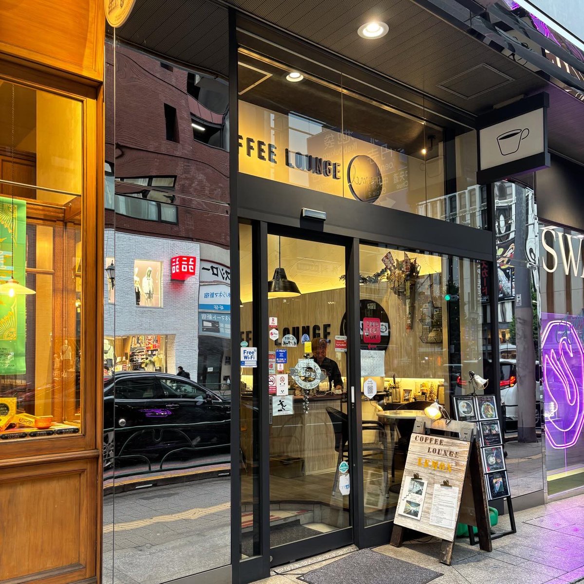 新宿伊勢丹のすぐ近く、CoffeeLounge Lemonへ。サイフォンで淹れるコーヒーが楽しめる。

自家製ラムレーズンのジェラートも気になるが、今回はベイクドとレアを合わせたダブルチーズケーキで本日のおやつ。

#アートとおやつ #新宿