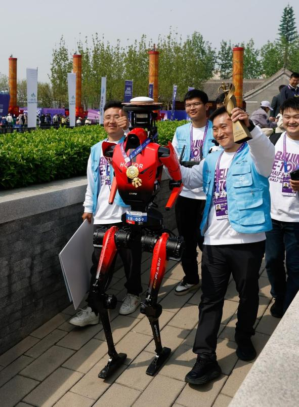CharmofEast's tweet image. On the morning of April 19, the banks of Tongming Lake in #Yizhuang, #Beijing were alive with excitement as the starting gun fired for the 2026 Beijing E-Town #Half-Marathon. Over 100 humanoid robot teams joined 12,000 human runners in this historic race. After fierce