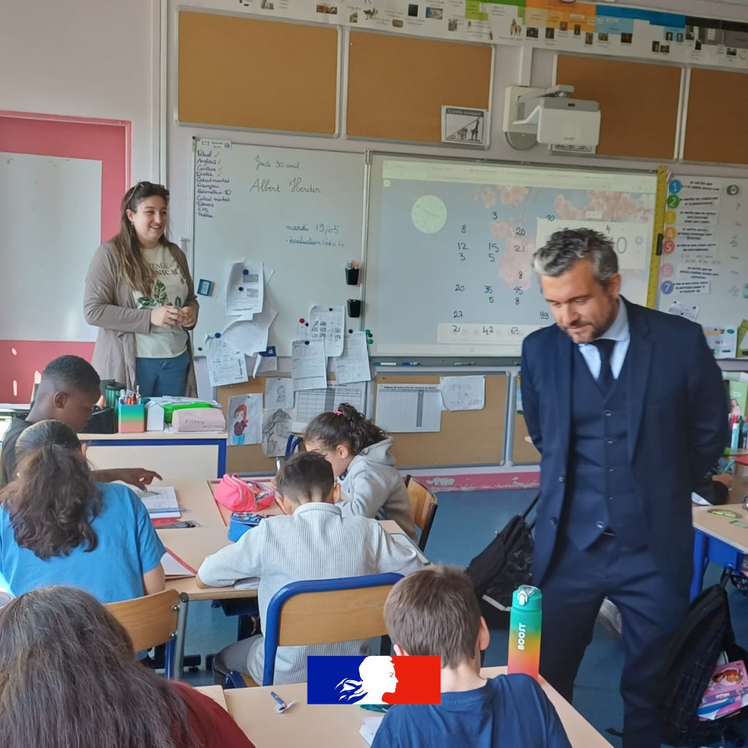 ac_orleanstours's tweet photo. Ce matin, le recteur @PhiAgresti s'est rendu à l'école Molière à Orléans (45). 
Après la visite des classes, il a échangé avec la directrice et les enseignantes pour identifier des leviers et accompagner au mieux les équipes au service de la réussite des élèves 🙏 https://t.co/ChzUv8HxXd