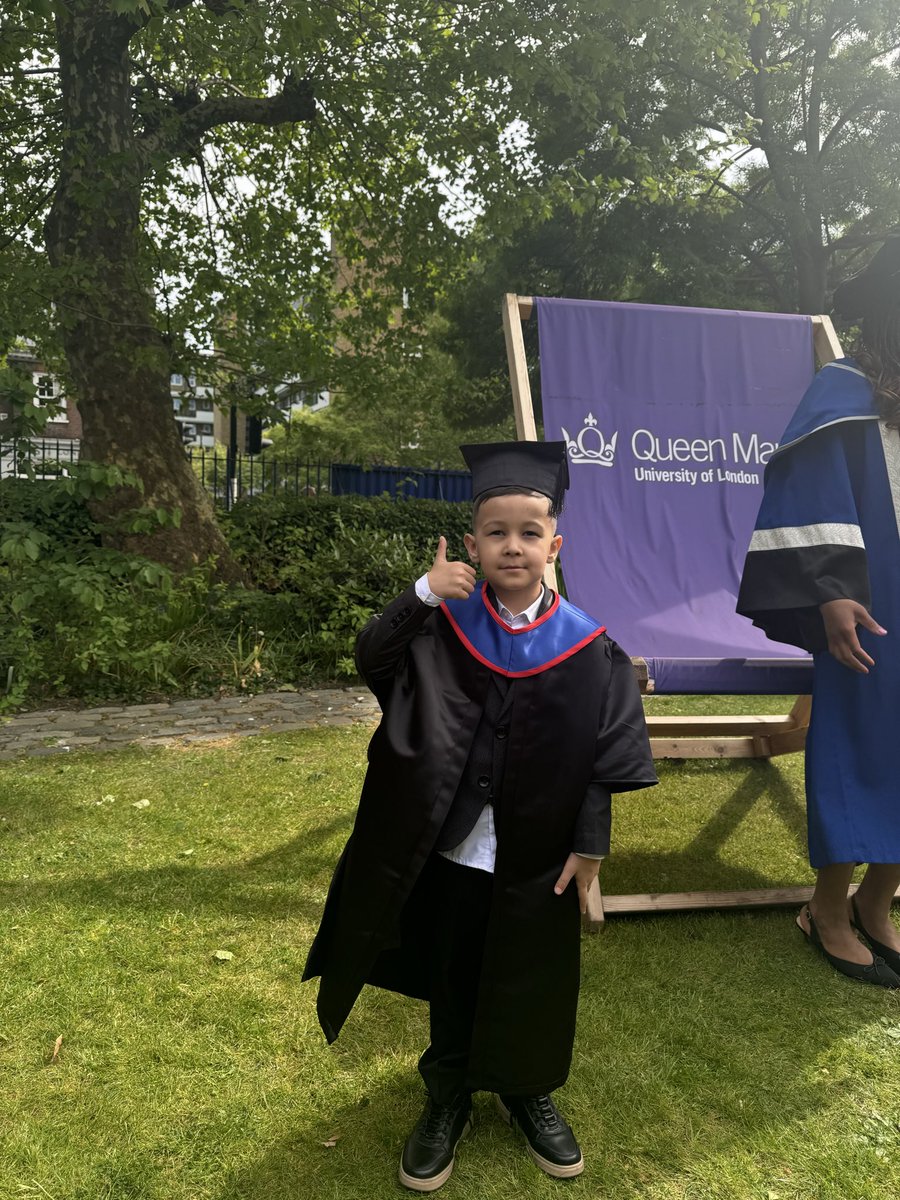 QMUL's tweet photo. April Graduation highlights 🎓✨
Congratulations to all our graduates 💙 #QMGrad https://t.co/TK2s28xldZ