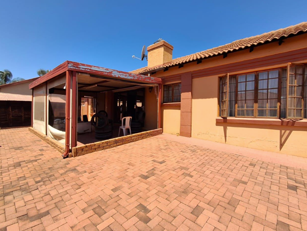 Thato_THT's tweet photo. 4-Bedroom Family Home in Secure Estate in Heatherview Pretoria
Asking Price: R 1 495 000
This beautiful home offers 4 bedrooms and 3 bathrooms, perfectly suited for comfortable family living. The open-plan kitchen flows seamlessly into the dining and living areas, creating a welcoming space for everyday life.
An entertainment room with a built-in braai and an enclosed patio provides the ideal setting for hosting guests or enjoying quality time with family and friends.
Additional features include shade net parking for 3 vehicles in front of the home, a fully paved yard for low-maintenance living, and a Wendy house for extra storage.
Located within a secure estate, this property combines convenience, comfort, and peace of mind.
Please contact us for a personalized viewing.