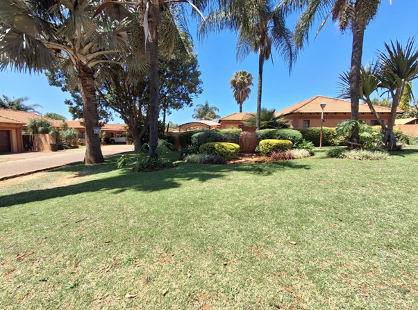 Thato_THT's tweet photo. 4-Bedroom Family Home in Secure Estate in Heatherview Pretoria
Asking Price: R 1 495 000
This beautiful home offers 4 bedrooms and 3 bathrooms, perfectly suited for comfortable family living. The open-plan kitchen flows seamlessly into the dining and living areas, creating a welcoming space for everyday life.
An entertainment room with a built-in braai and an enclosed patio provides the ideal setting for hosting guests or enjoying quality time with family and friends.
Additional features include shade net parking for 3 vehicles in front of the home, a fully paved yard for low-maintenance living, and a Wendy house for extra storage.
Located within a secure estate, this property combines convenience, comfort, and peace of mind.
Please contact us for a personalized viewing.
