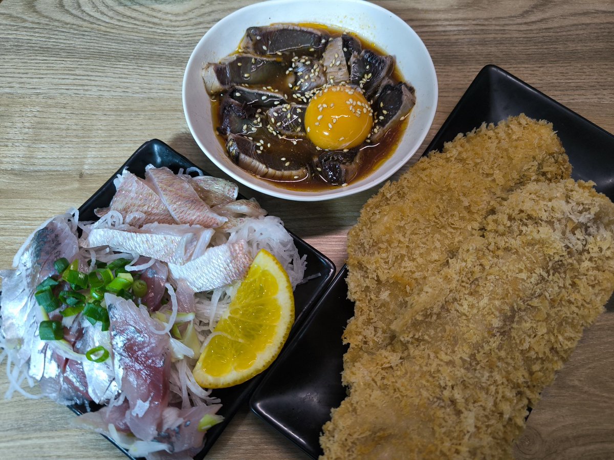 今日のご飯
鮮魚えびすさんのアジ他お刺身２点
ブリ他フライ２点
スーパーのカツオのタタキを甜麺醤とかで適当に漬けにしたもの。