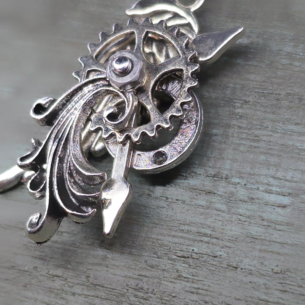 accessoriesque's tweet photo. 前回のイベントで作品がたくさんお迎えされたので、次に向けて頑張って製作してます。
5月5日(火) 6日(水)東京ビッグサイトで開催されるSUPER COMIC CITY33併設イベントarteVarie137・138に出展します！
【ブースNo.よ 40】
#スチームパンク
#arteVarie https://t.co/ByRVNoVIyn