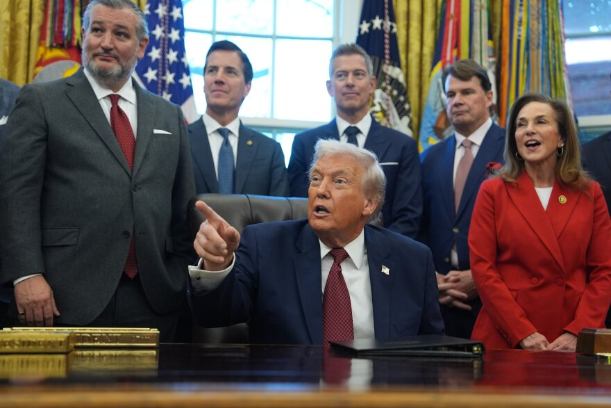 Macropulse01's tweet photo. 🚨 BREAKING  📷

TRUMP WILL SIGN AN EMERGENCY EXECUTIVE ORDER TODAY AT 2:00 PM ET.

INSIDERS EXPECT HIM TO OFFICIALLY CANCEL THE PEACE DEAL AND ANNOUNCE NEW ATTACKS ON IRAN.

THIS IS NOT LOOKING GOOD FOR THE MARKETS. https://t.co/bpe0WryIJp