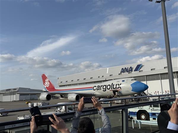 NRT_TOUR_INFO's tweet photo. 4/25~4/26にスカイバスで巡る成田空港スペシャルバスツアーを開催いたしました✈️ 
整備地区ではマスクをつけたようなユニークなデザインの機体や、普段はなかなか見られない作業中のレアな瞬間にも遭遇✨🥹
 来月もスカイバスツアーを開催いたします🚩お楽しみに👋 https://t.co/ycsCFK0gLW