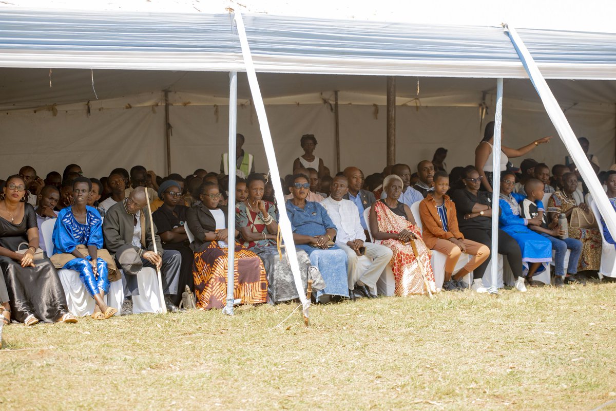 BugeseraDistr's tweet photo. Ku Kimenyetso cy'Urwibutso rwa Jenoside yakorewe Abatutsi kiri ku rufunzo rwa Cyugaro, ahazwi nka CND i Ntarama, hari kubera igikorwa cyo #Kwibuka32, by'umwihariko tuzirikana Abana n'Abagore bazize Jenoside yakorewe Abatutsi,cyane cyane abiciwe muri uru rufunzo.
#KwibukaTwiyubaka https://t.co/zhhgPi7UKv