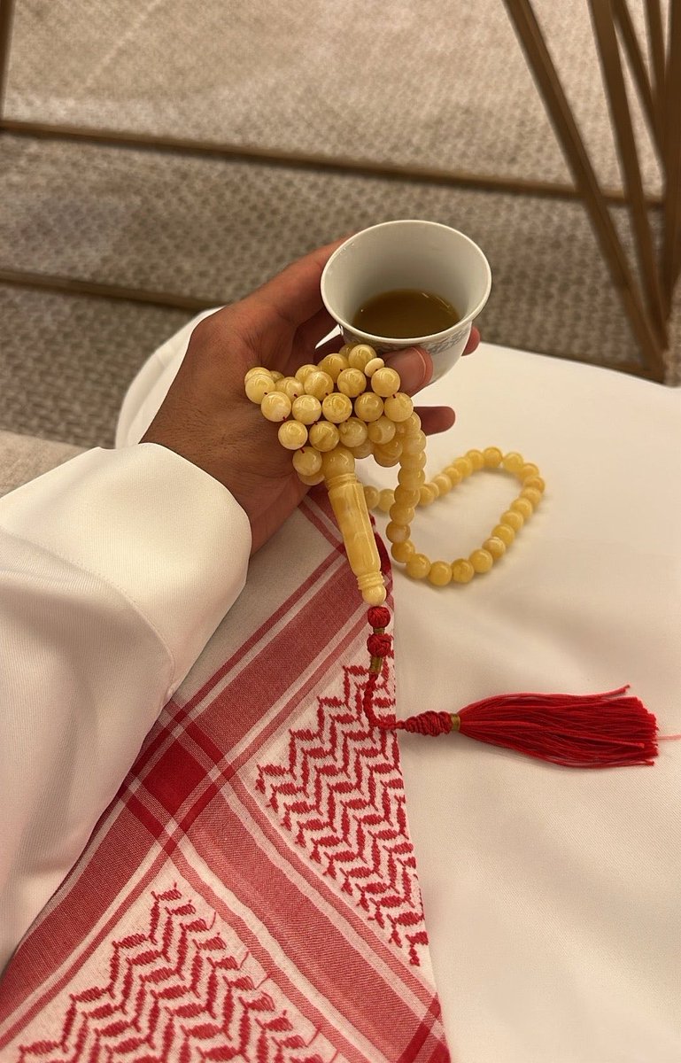 Ab_Alshar's tweet photo. أقلب السبحه ولاني معتاد
ناقف نناظر خالياتٍ يدينا

نحسب بها أفكار وطواريق بعاد
وهواجسٍ لو ما نبيها تبينا https://t.co/LsfXAIyvai