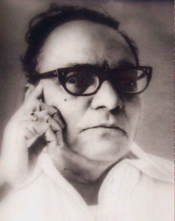 Trivikram_Fans's tweet image. “గిరులు, సాగరులు, కంకేళిక మంజరులు, ఝరులు నా సోదరులు ..
నేనొక దుర్గం,
నాదొక స్వర్గం,
అనర్గళం, అనితరసాధ్యం, నా మార్గం .."
నేడు మహాకవి శ్రీశ్రీ జయంతి .. 
#SriSri #Telugu #Legend