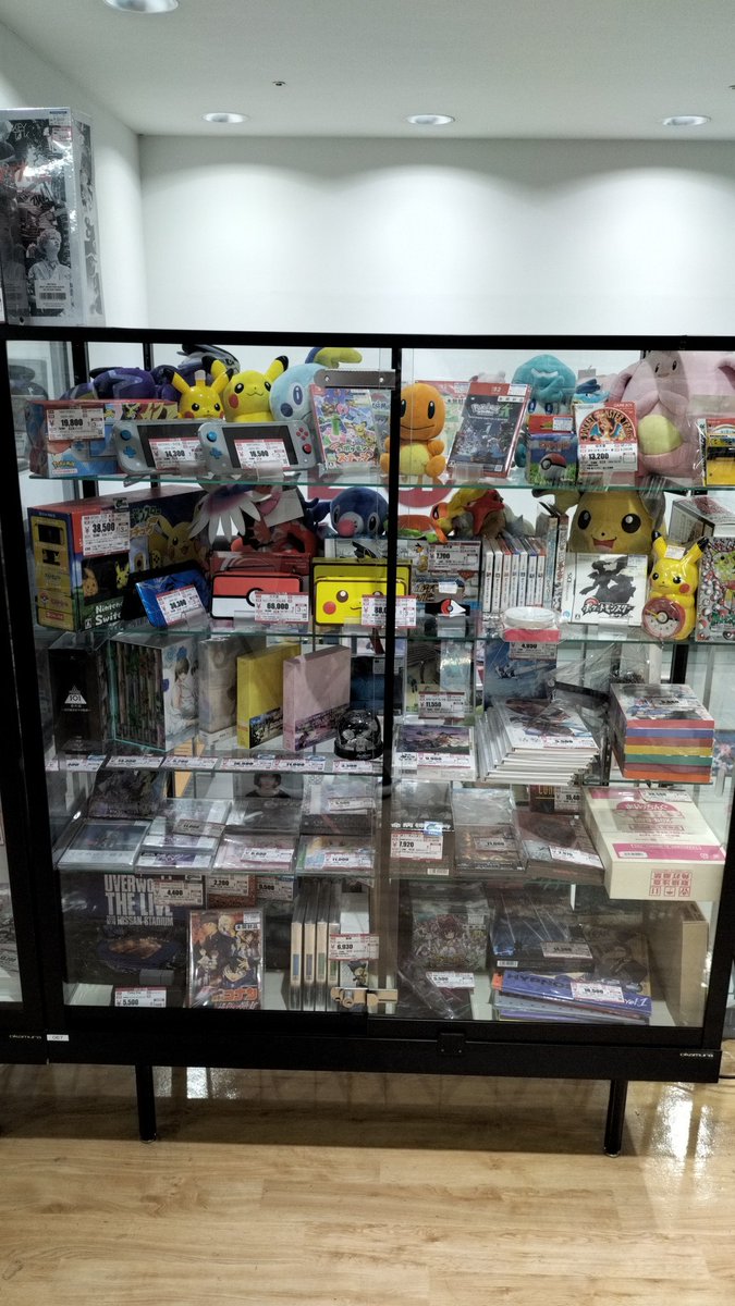 HARDOFF5's tweet photo. 階段横のガラスケースに、ポケモンコーナー登場！是非チェックしてね!
#ポケモン#ハードオフ藤沢#エコタウン藤沢#HARDOFF#レトロコンシューマー https://t.co/WivOddRF15