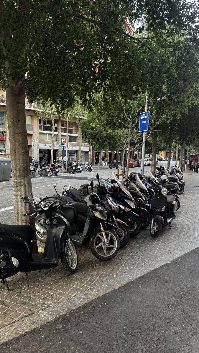 CuidemSant's tweet photo. 🏍️ Per què tots els tallers de motos ocupen les voreres amb motos, reduint l’espai públic?

Això dificulta el pas, especialment per a persones amb mobilitat reduïda, cotxets o gent gran. Cal fer complir la normativa i garantir unes voreres lliures i accessibles per a tothom. https://t.co/NFDgtVlzUh