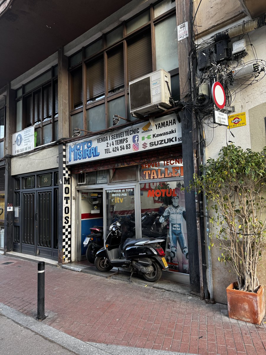 CuidemSant's tweet photo. 🏍️ Per què tots els tallers de motos ocupen les voreres amb motos, reduint l’espai públic?

Això dificulta el pas, especialment per a persones amb mobilitat reduïda, cotxets o gent gran. Cal fer complir la normativa i garantir unes voreres lliures i accessibles per a tothom. https://t.co/NFDgtVlzUh